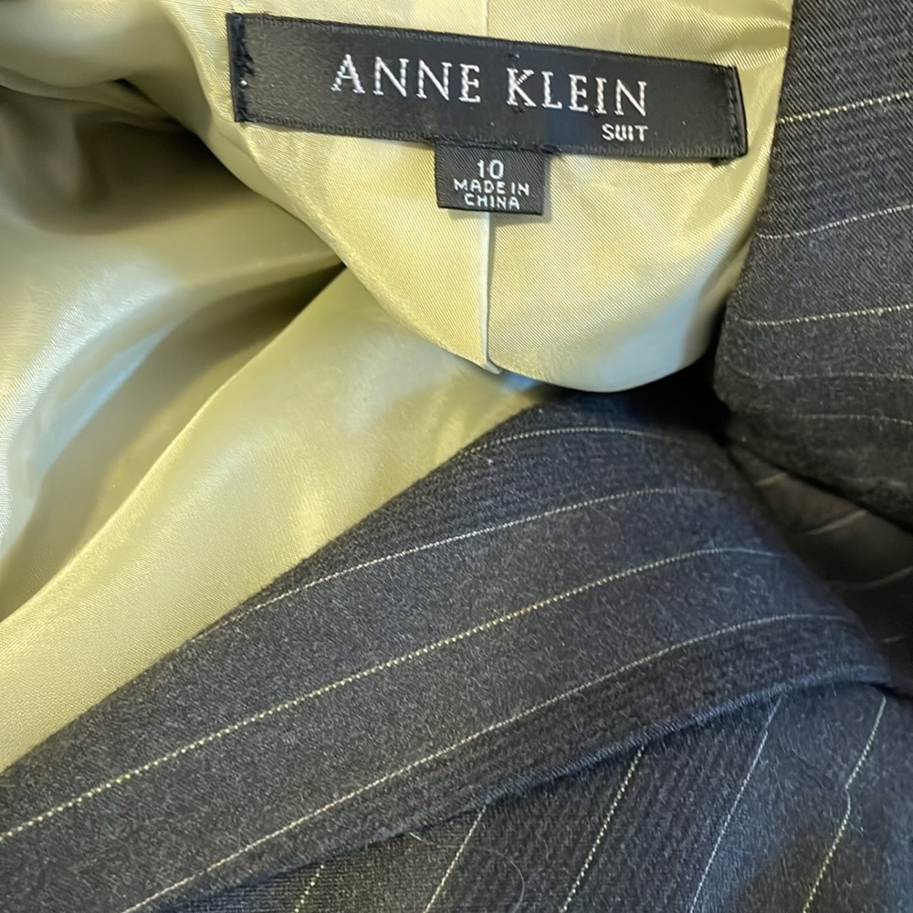 Ladies pants suit - Picture 3 of 5